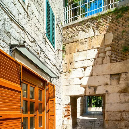 Luxe Diocletian Stones Centre Σπλιτ
