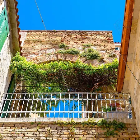 Luxe Diocletian Stones Centre *