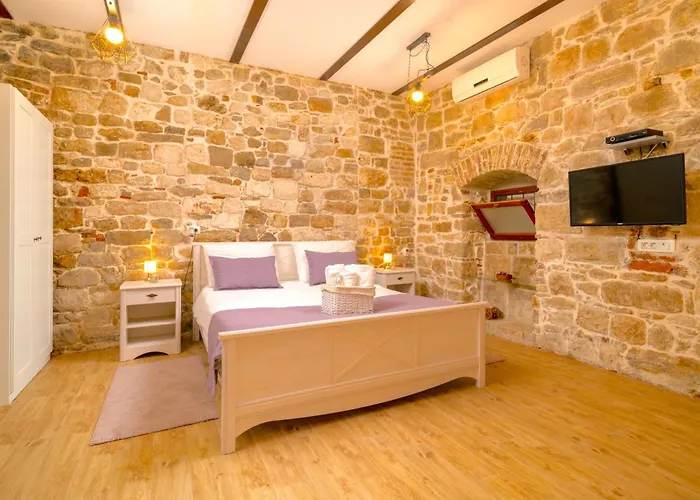 Luxe Diocletian Stones Centre *