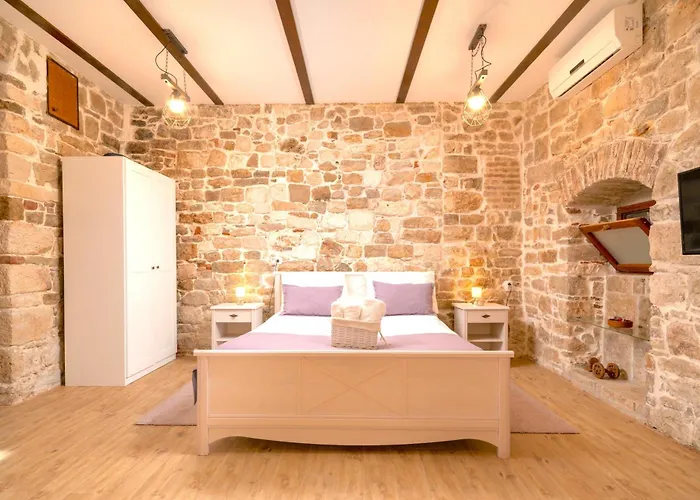 Luxe Diocletian Stones Centre