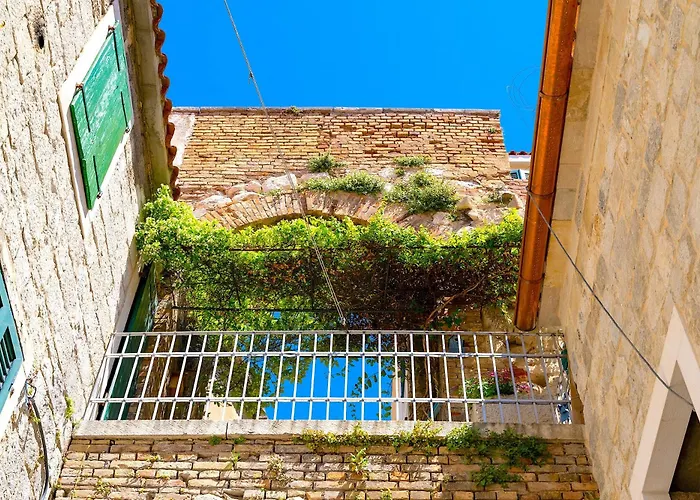 Luxe Diocletian Stones Centre *