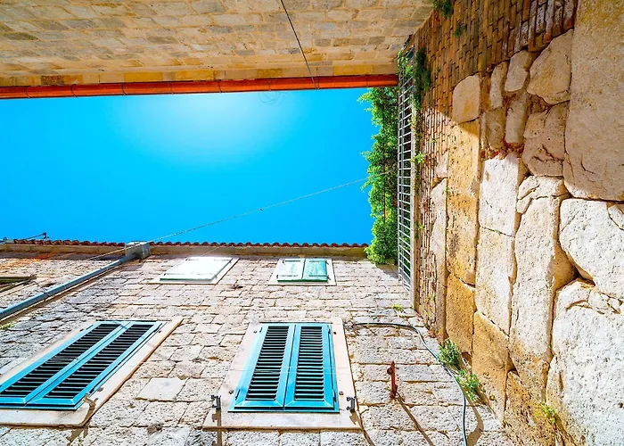 Luxe Diocletian Stones Centre *