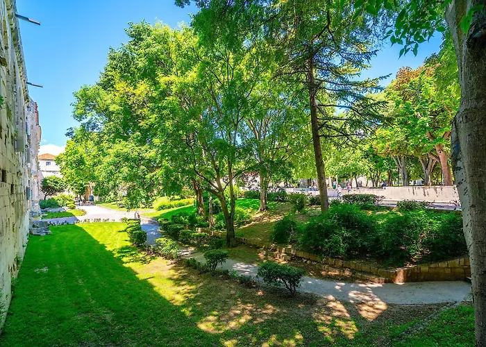 Апартаменти Luxe Diocletian Stones Centre