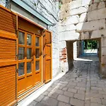 Апартаменты Luxe Diocletian Stones Centre *