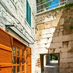 Luxe Diocletian Stones Centre Сплит